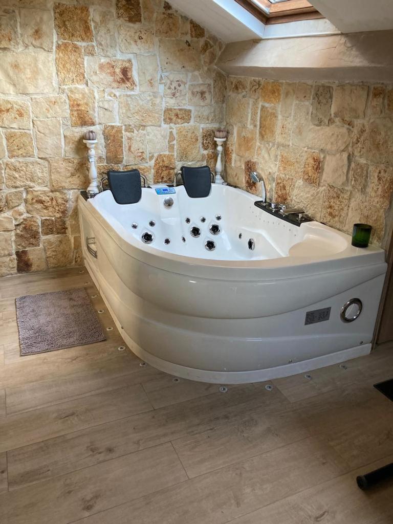 Love Room Jacuzzi Croisette Кан Екстериор снимка